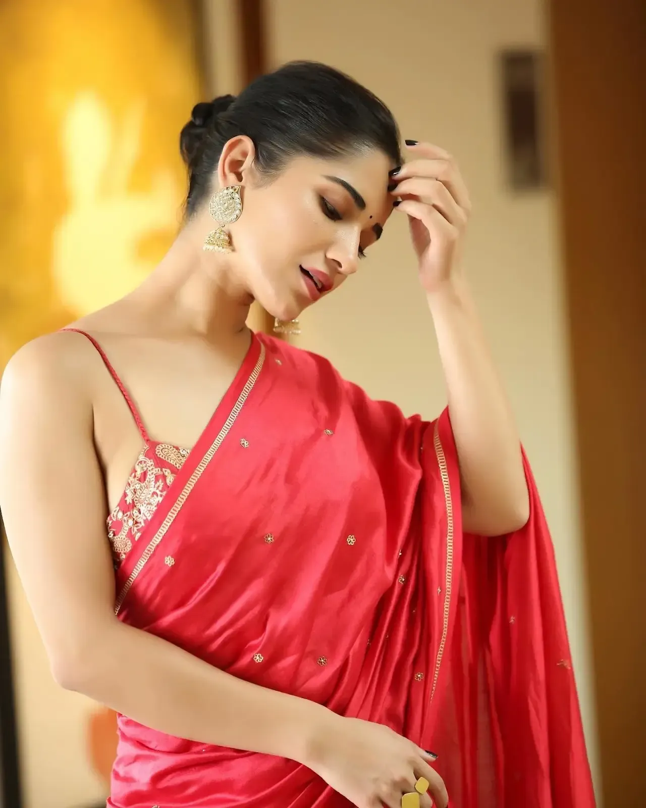 INDIAN ACTRESS RUHANI SHARMA IMAGES IN SLEEVELESS RED SAREE 4